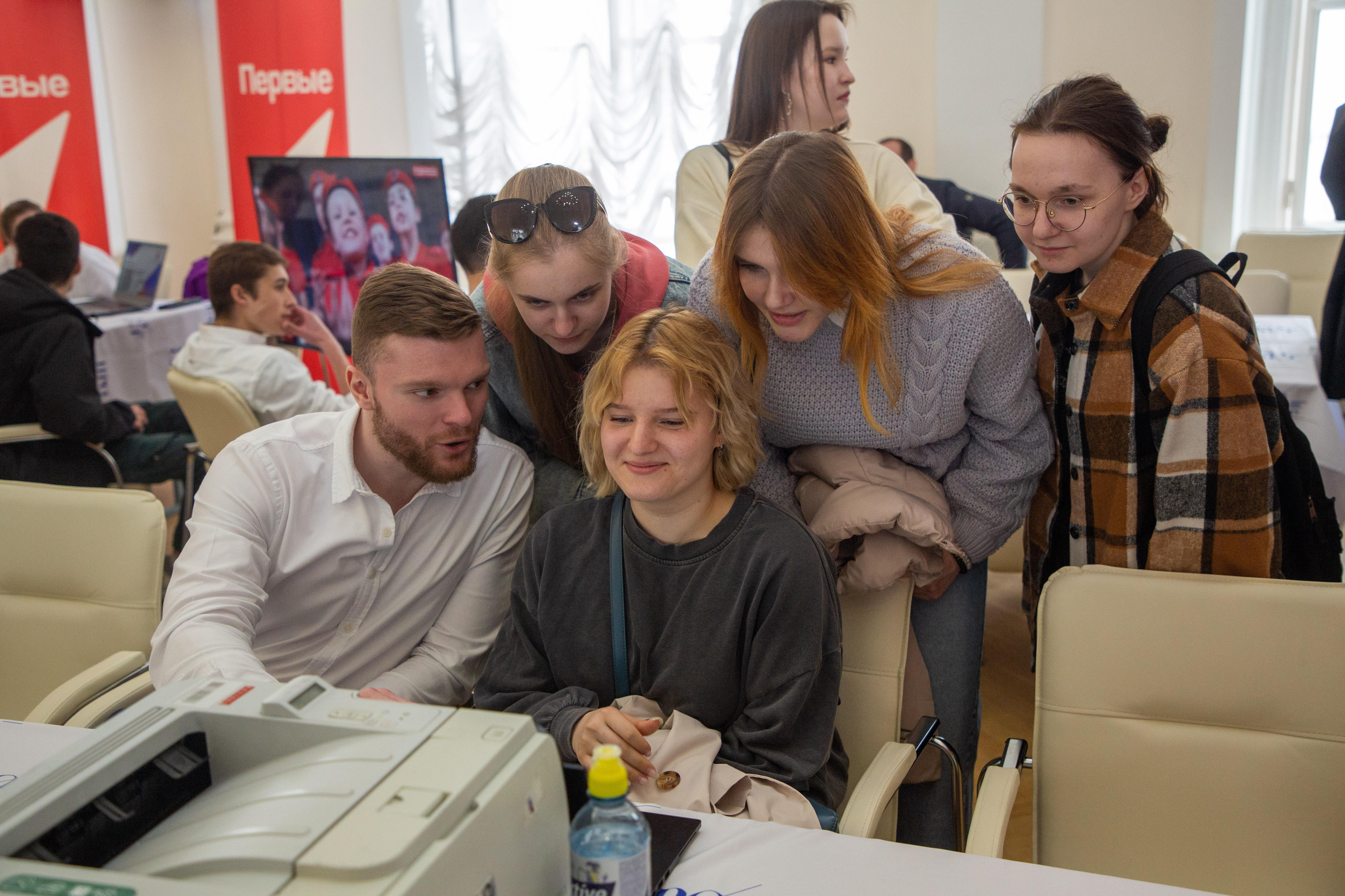 Московским работодателем. Госуниверситет Просвещения Москва. Государственный университет Просвещения просвет. Фотографируются на мероприятии. Пост о мероприятии.